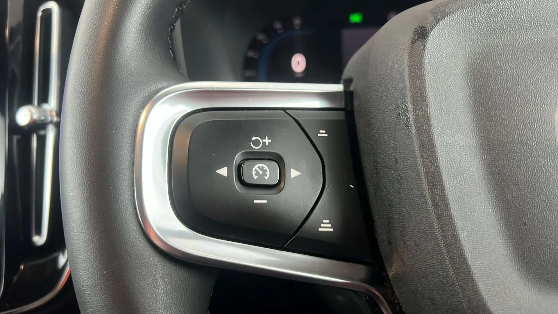 2022 VOLVO XC40 2022 VOLVO XC40