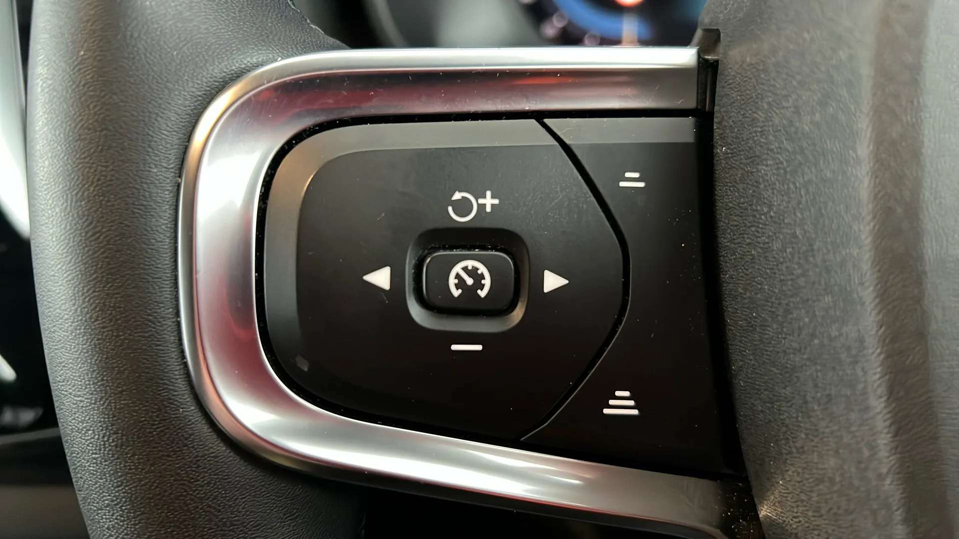 2022 VOLVO XC40 2022 VOLVO XC40