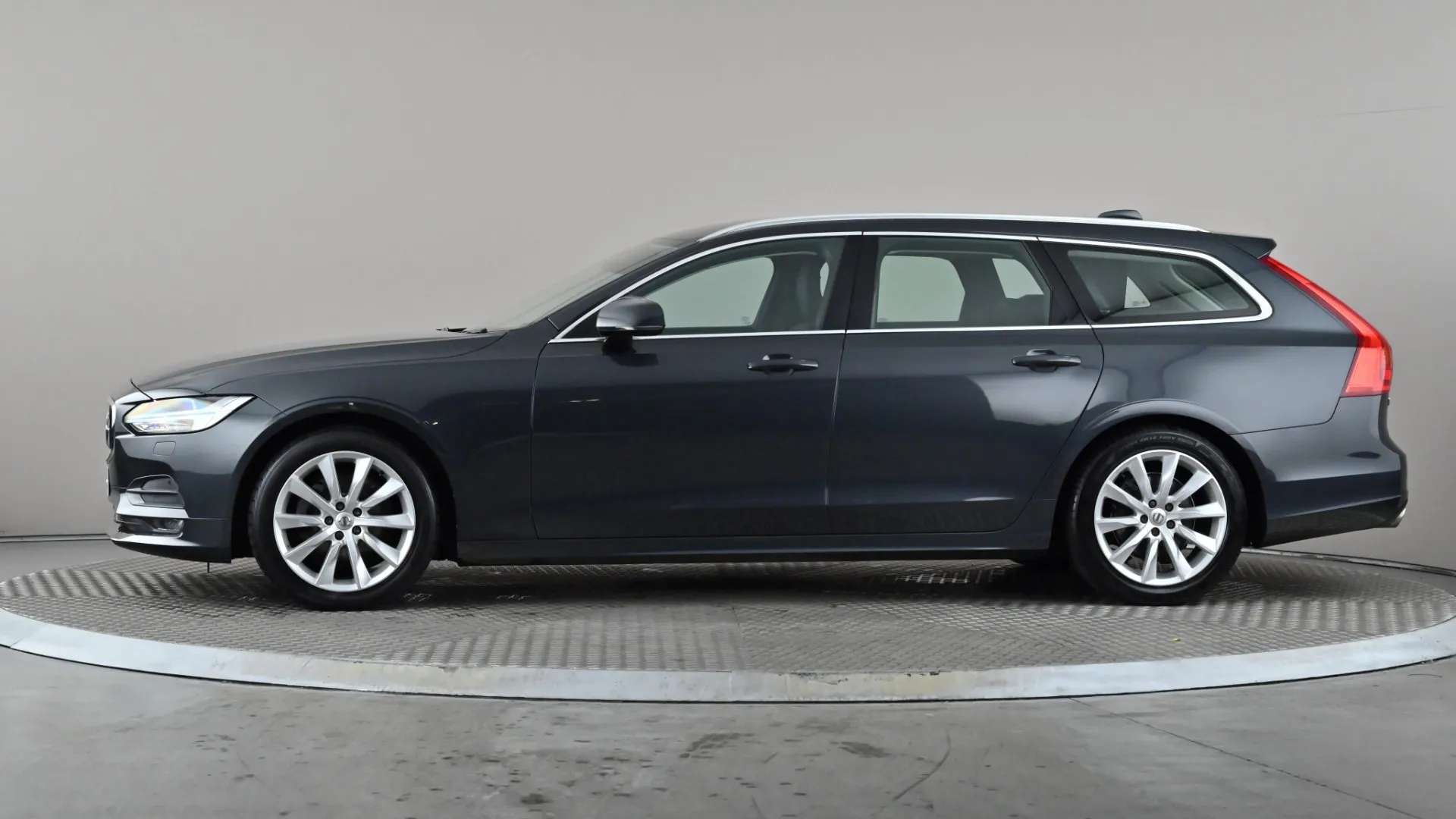 A 2019 VOLVO V90 2.0 T4 Momentum Plus Geartronic A 2019 VOLVO V90 2.0 T4 Momentum Plus Geartronic