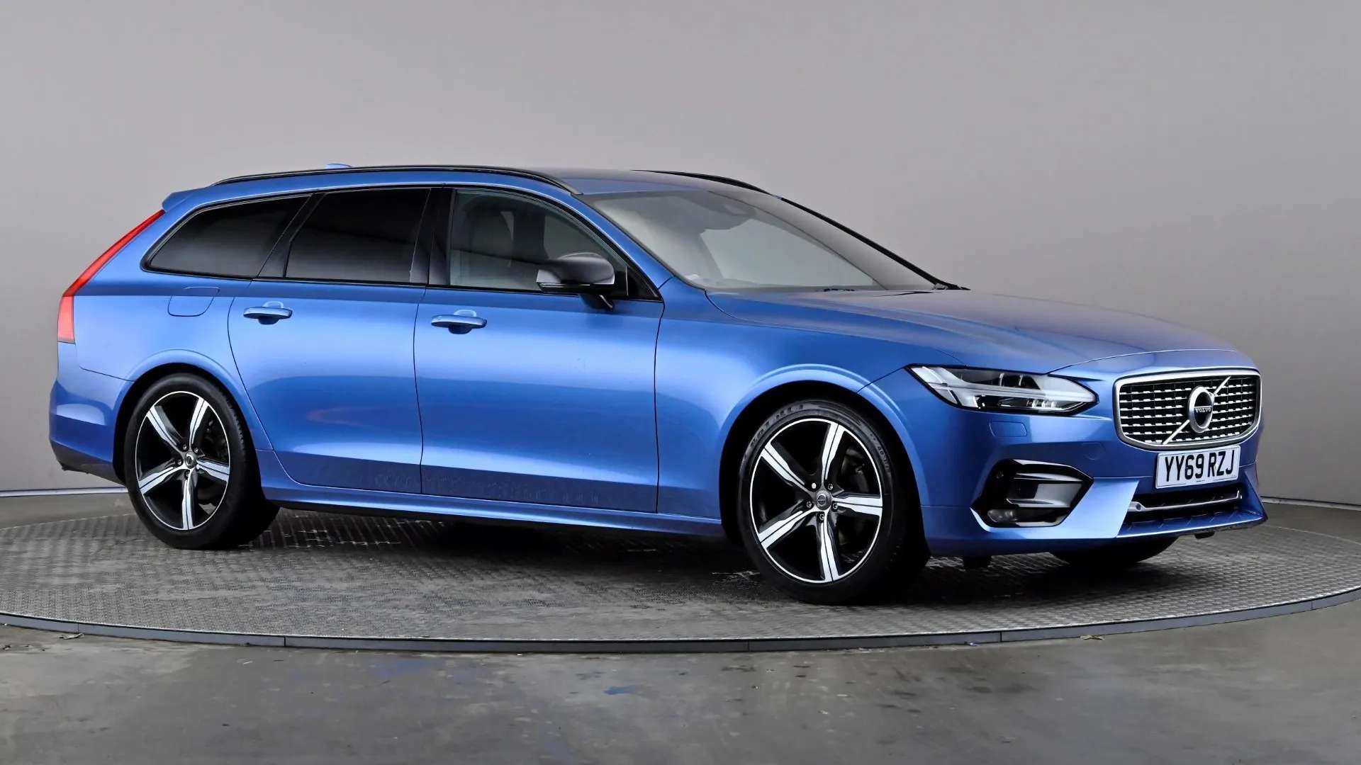 A 2019 VOLVO V90 2.0 T4 R DESIGN Plus Geartronic A 2019 VOLVO V90 2.0 T4 R DESIGN Plus Geartronic