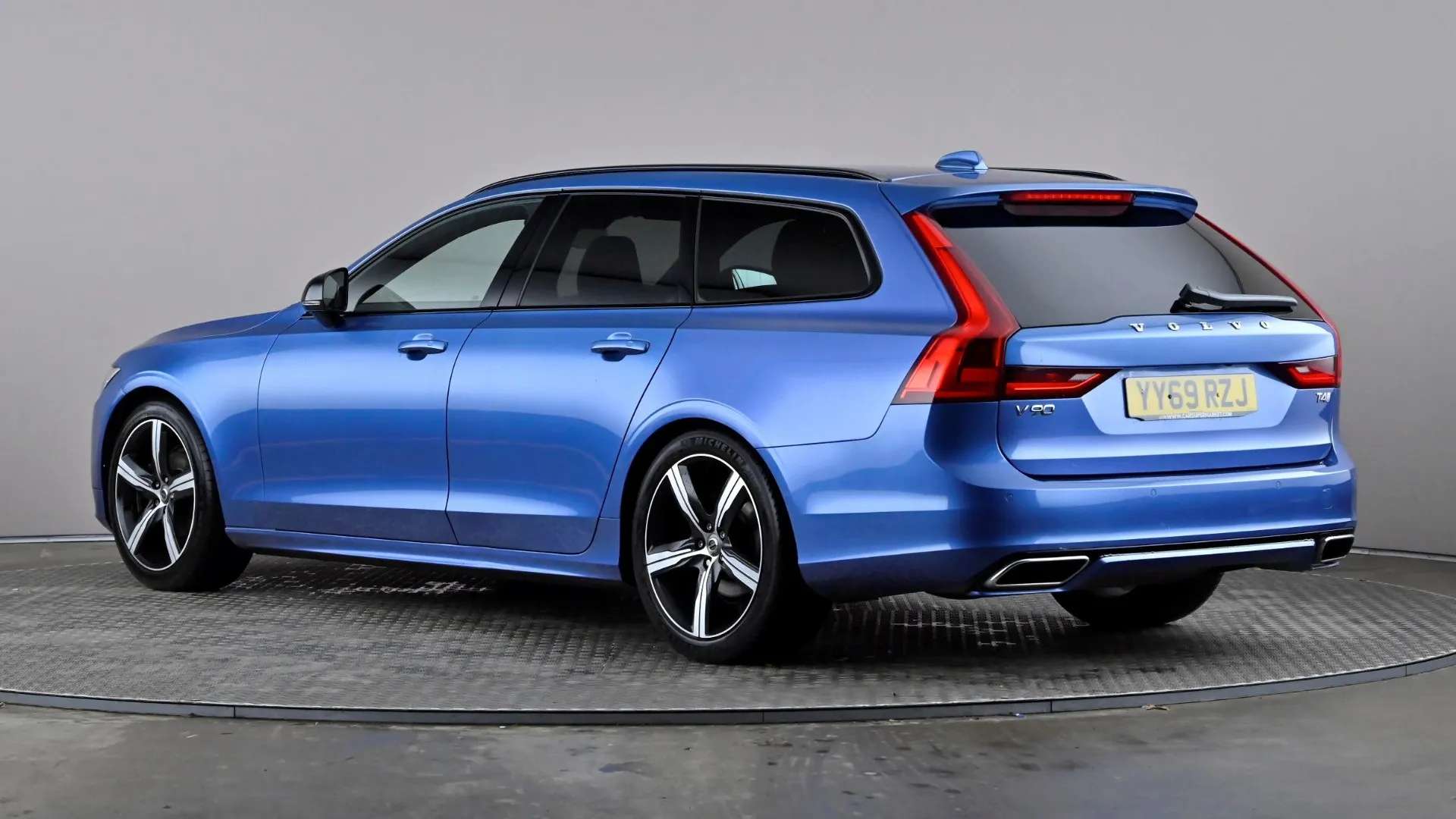 A 2019 VOLVO V90 2.0 T4 R DESIGN Plus Geartronic A 2019 VOLVO V90 2.0 T4 R DESIGN Plus Geartronic