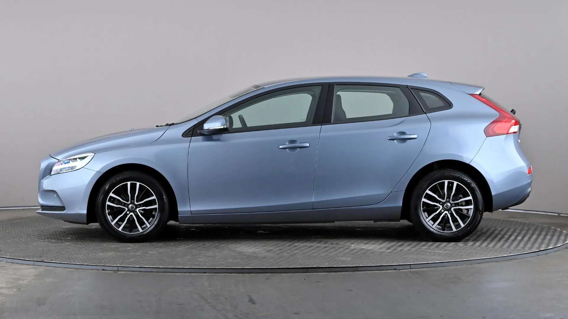 2019 VOLVO V40 2019 VOLVO V40