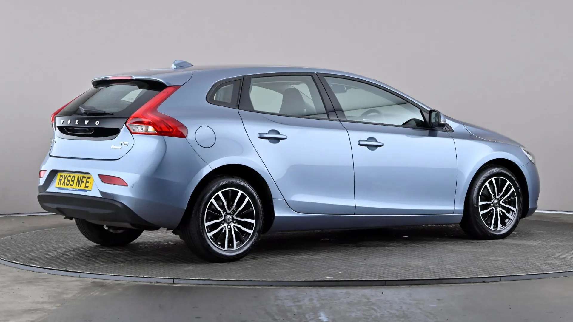 2019 VOLVO V40 2019 VOLVO V40