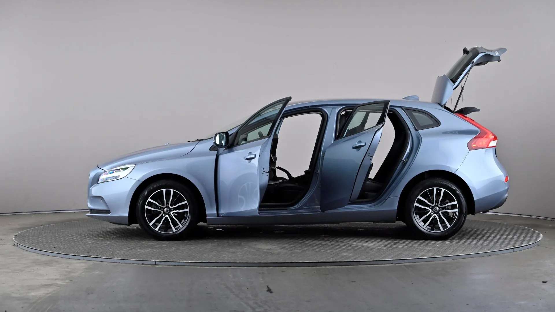 2019 VOLVO V40 2019 VOLVO V40