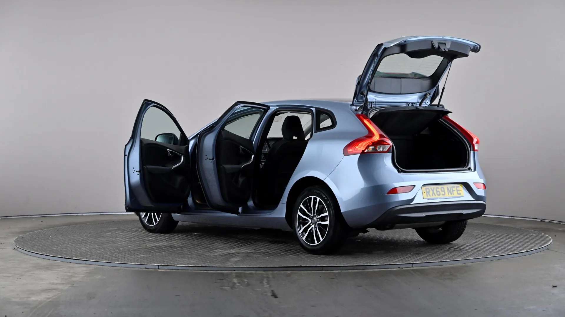 2019 VOLVO V40 2019 VOLVO V40