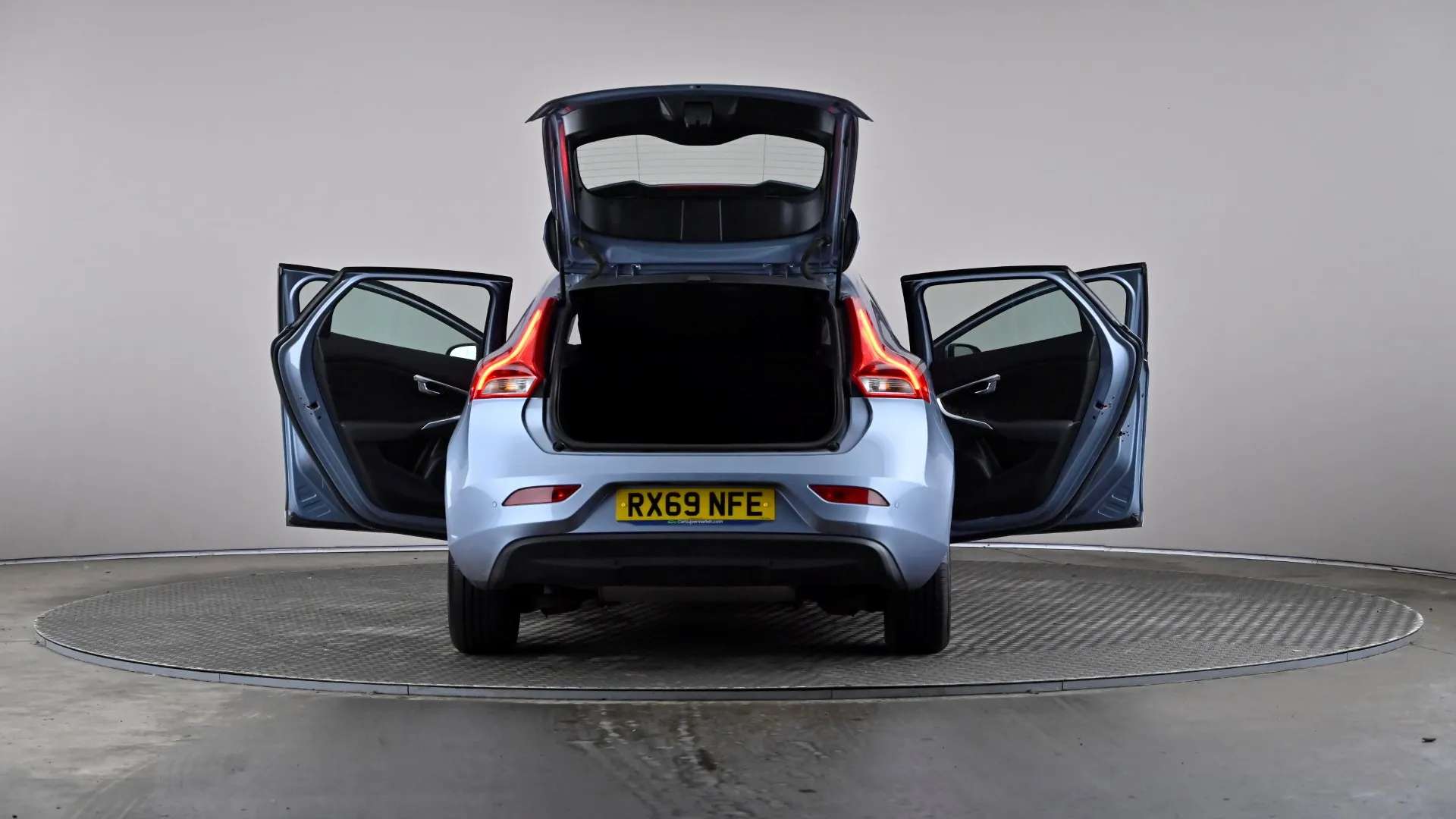 2019 VOLVO V40 2019 VOLVO V40