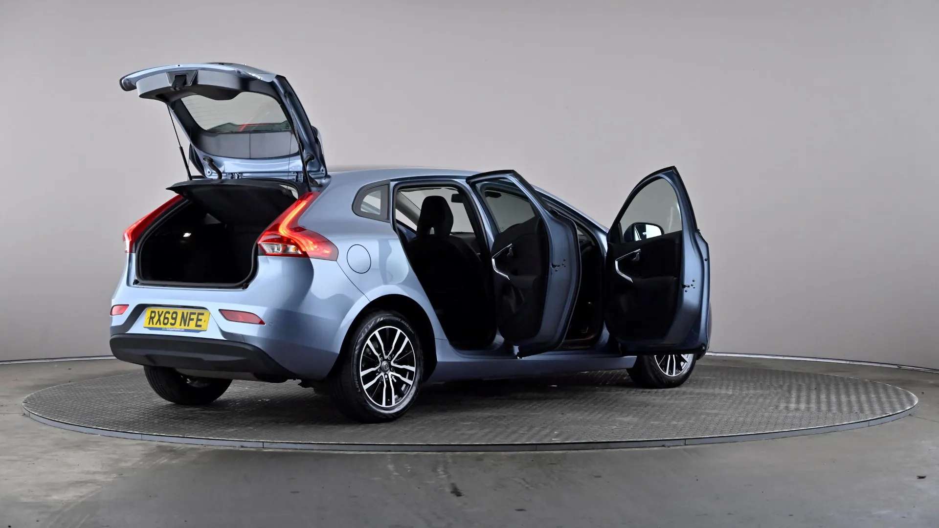 2019 VOLVO V40 2019 VOLVO V40