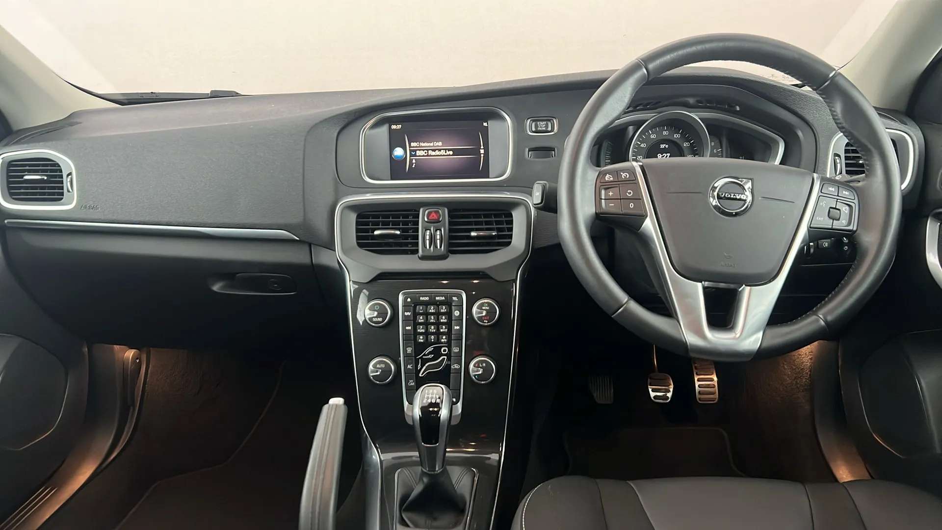 2019 VOLVO V40 2019 VOLVO V40