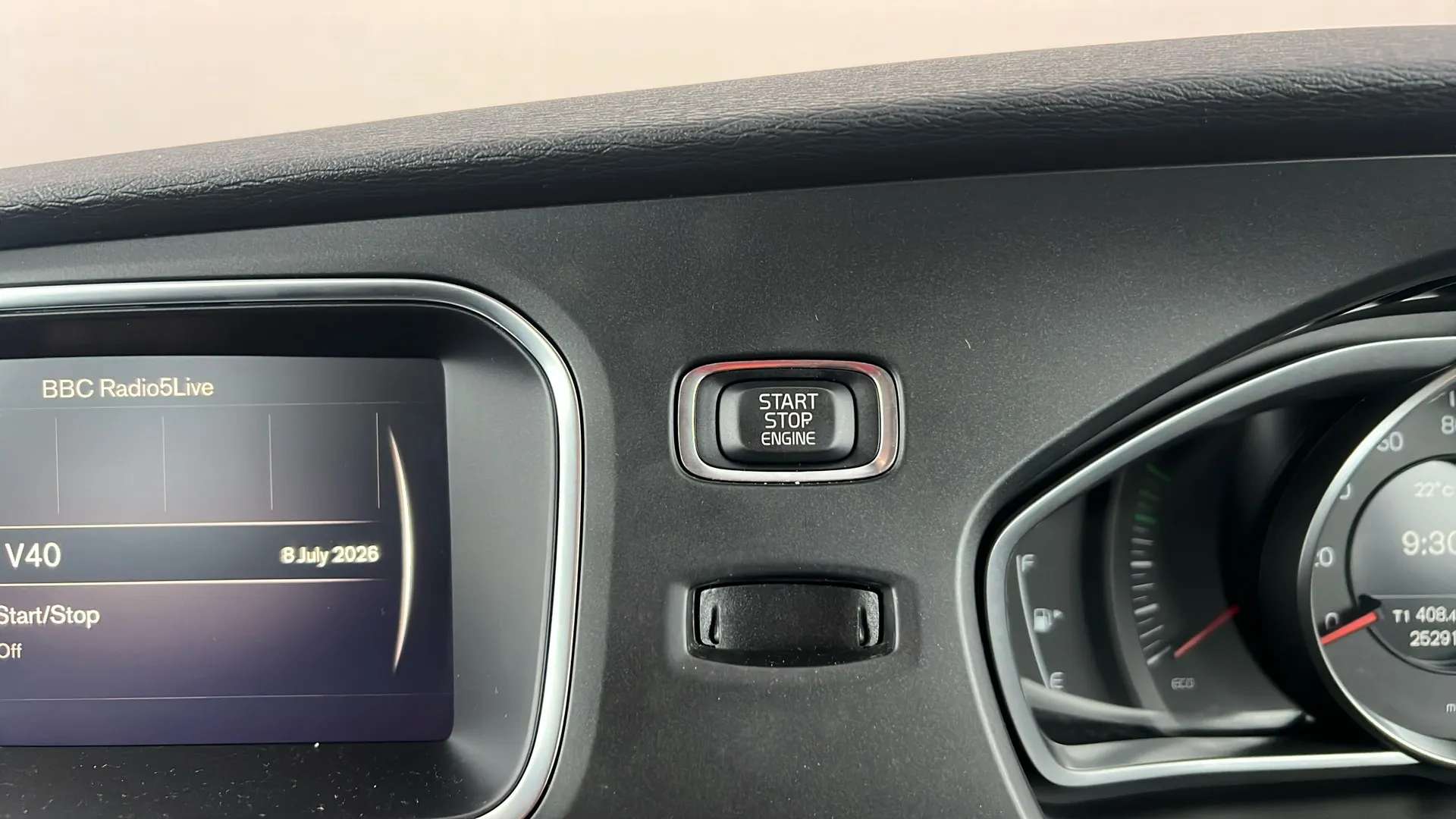 2019 VOLVO V40 2019 VOLVO V40