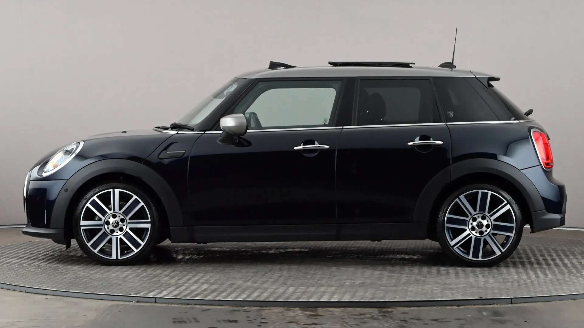 A 2024 MINI HATCH 1.5 Cooper Exclusive Premium Plus Auto A 2024 MINI HATCH 1.5 Cooper Exclusive Premium Plus Auto