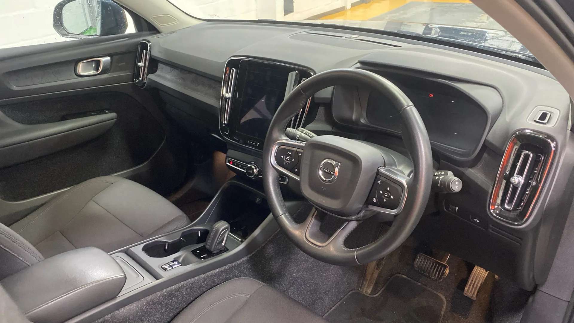 A 2021 VOLVO XC40 2.0 B4P Momentum Auto A 2021 VOLVO XC40 2.0 B4P Momentum Auto