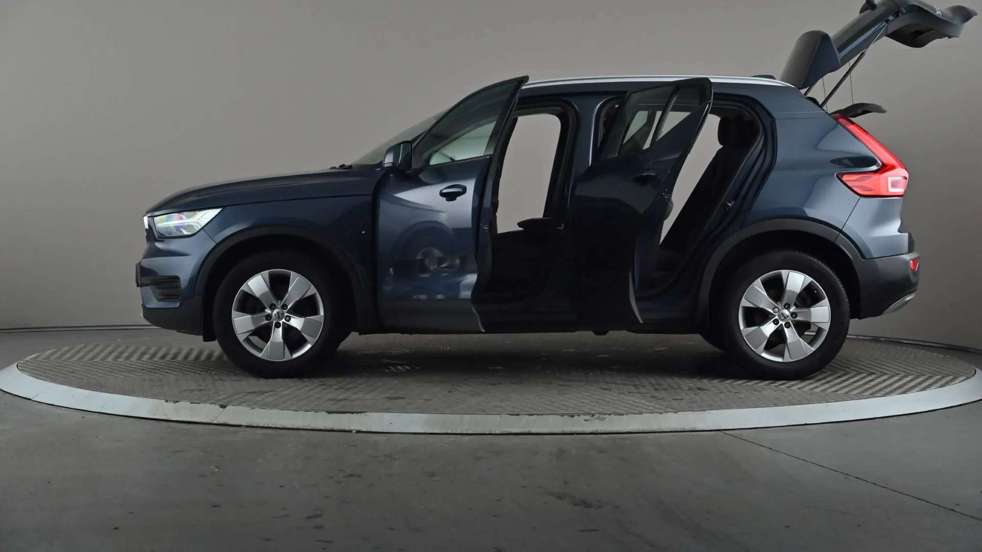 2021 VOLVO XC40 2021 VOLVO XC40