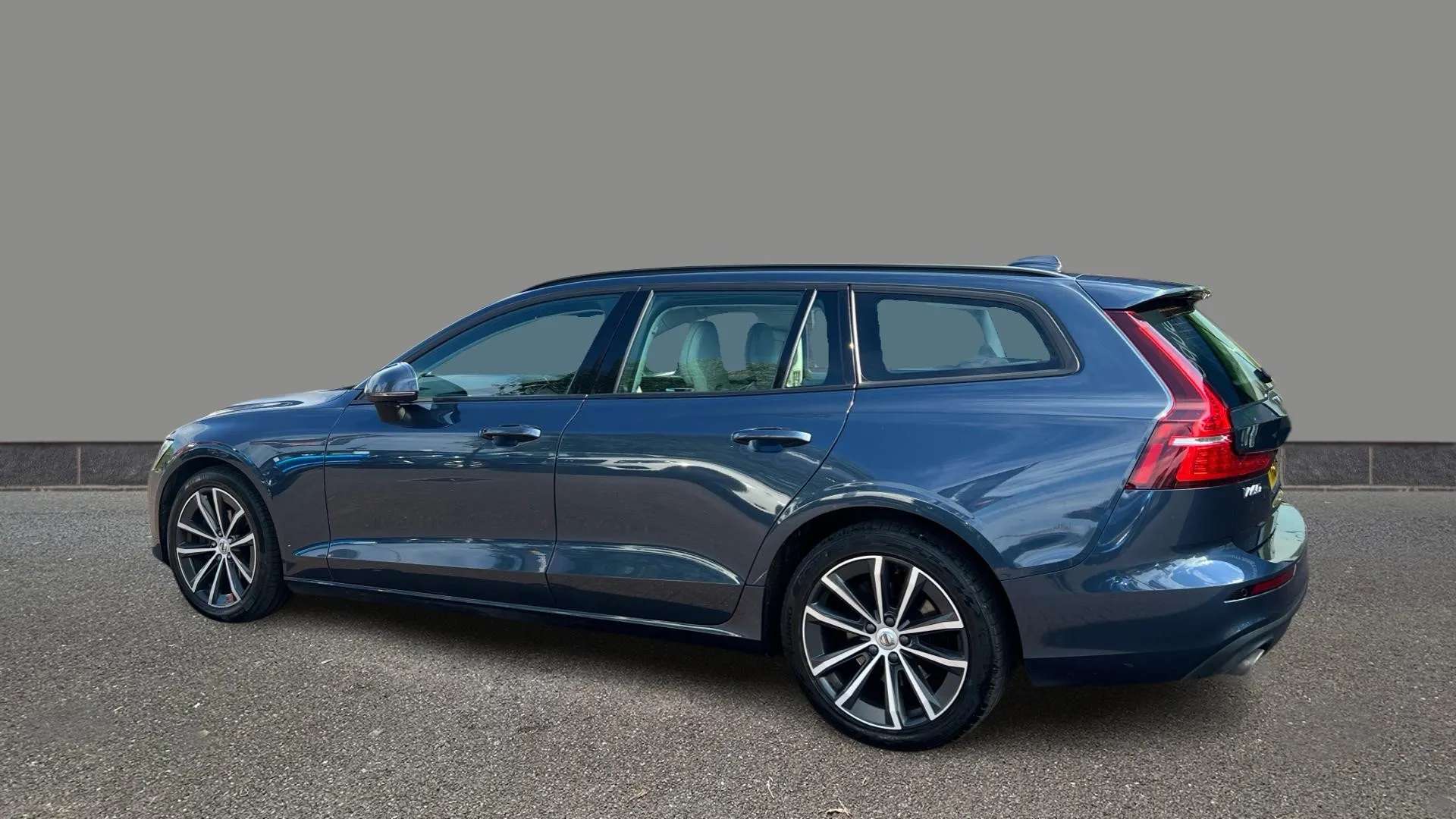 A 2021 VOLVO V60 2.0 B3P Momentum Auto A 2021 VOLVO V60 2.0 B3P Momentum Auto