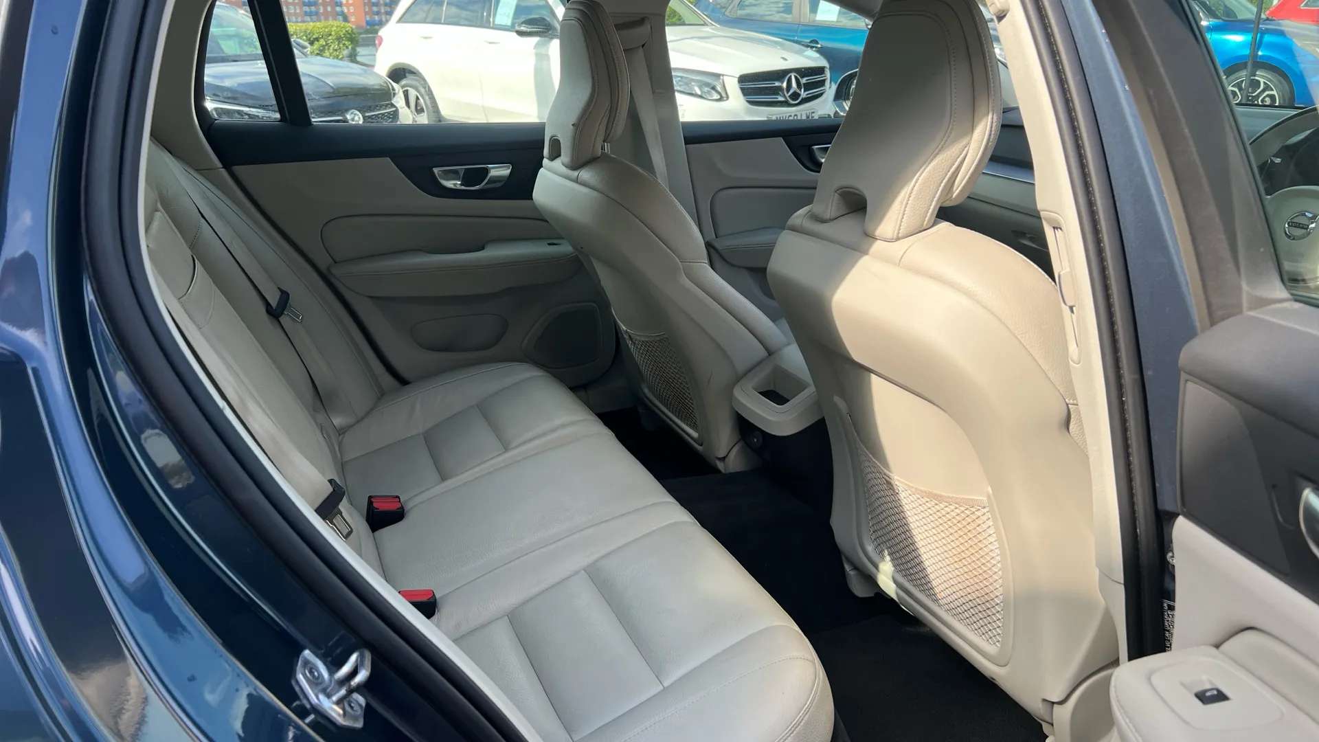 2021 VOLVO V60 2021 VOLVO V60