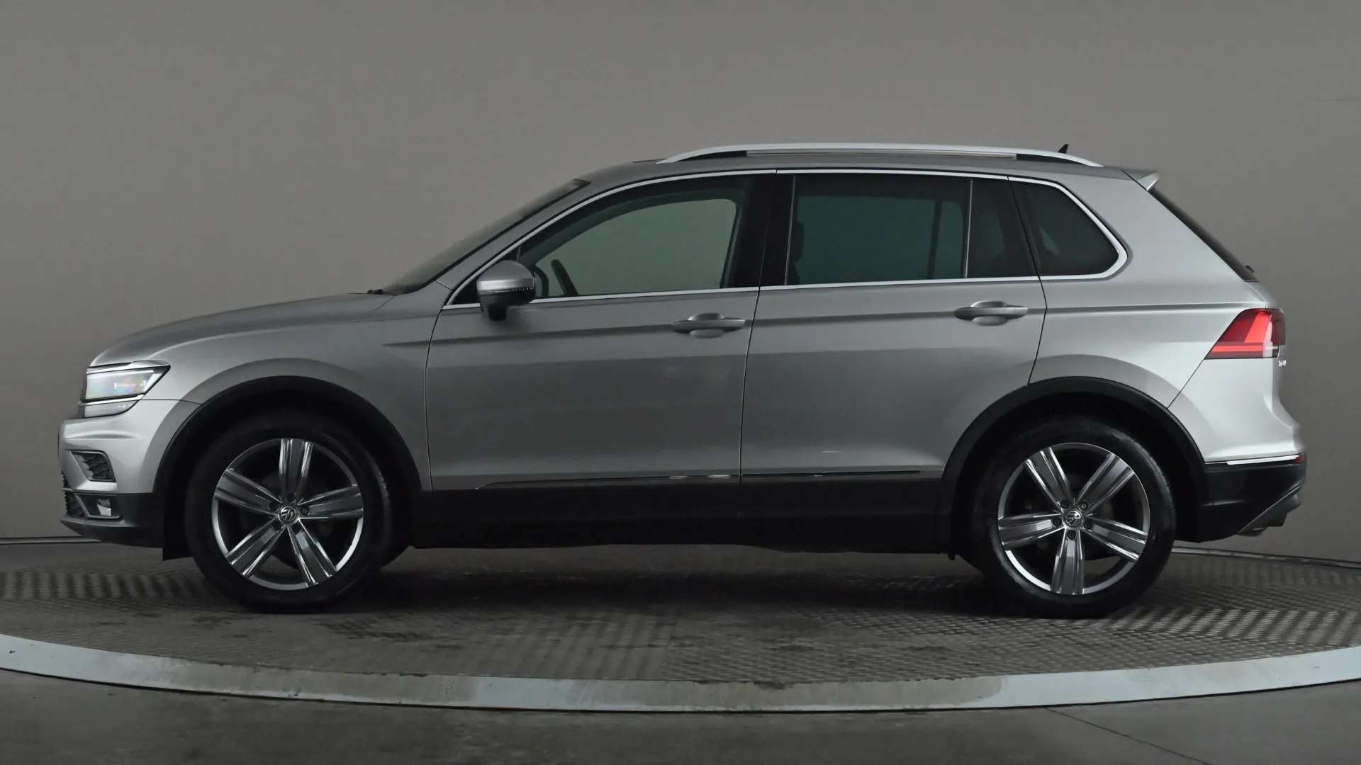 A 2019 VOLKSWAGEN TIGUAN 2.0 BiTDi 240 4Motion SEL DSG A 2019 VOLKSWAGEN TIGUAN 2.0 BiTDi 240 4Motion SEL DSG