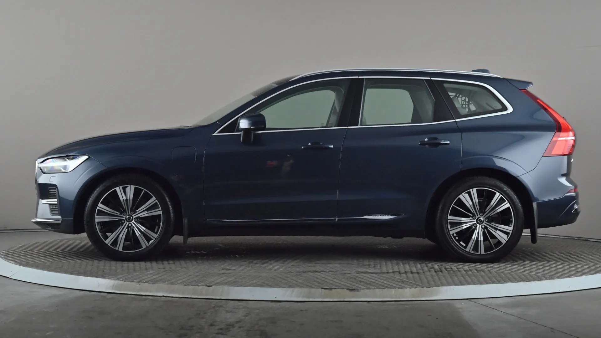 A 2021 VOLVO XC60 2.0 T8 Recharge PHEV Inscription Pro AWD Auto A 2021 VOLVO XC60 2.0 T8 Recharge PHEV Inscription Pro AWD Auto