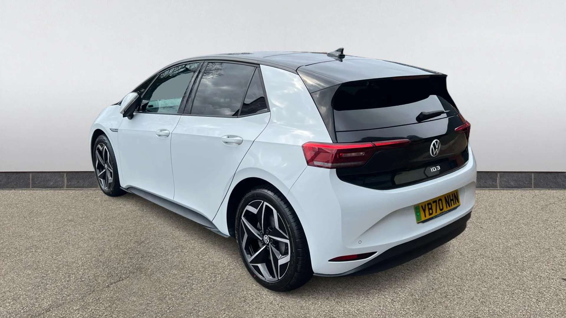 A 2020 VOLKSWAGEN ID.3 150kW Family Pro Performance 58kWh Auto A 2020 VOLKSWAGEN ID.3 150kW Family Pro Performance 58kWh Auto