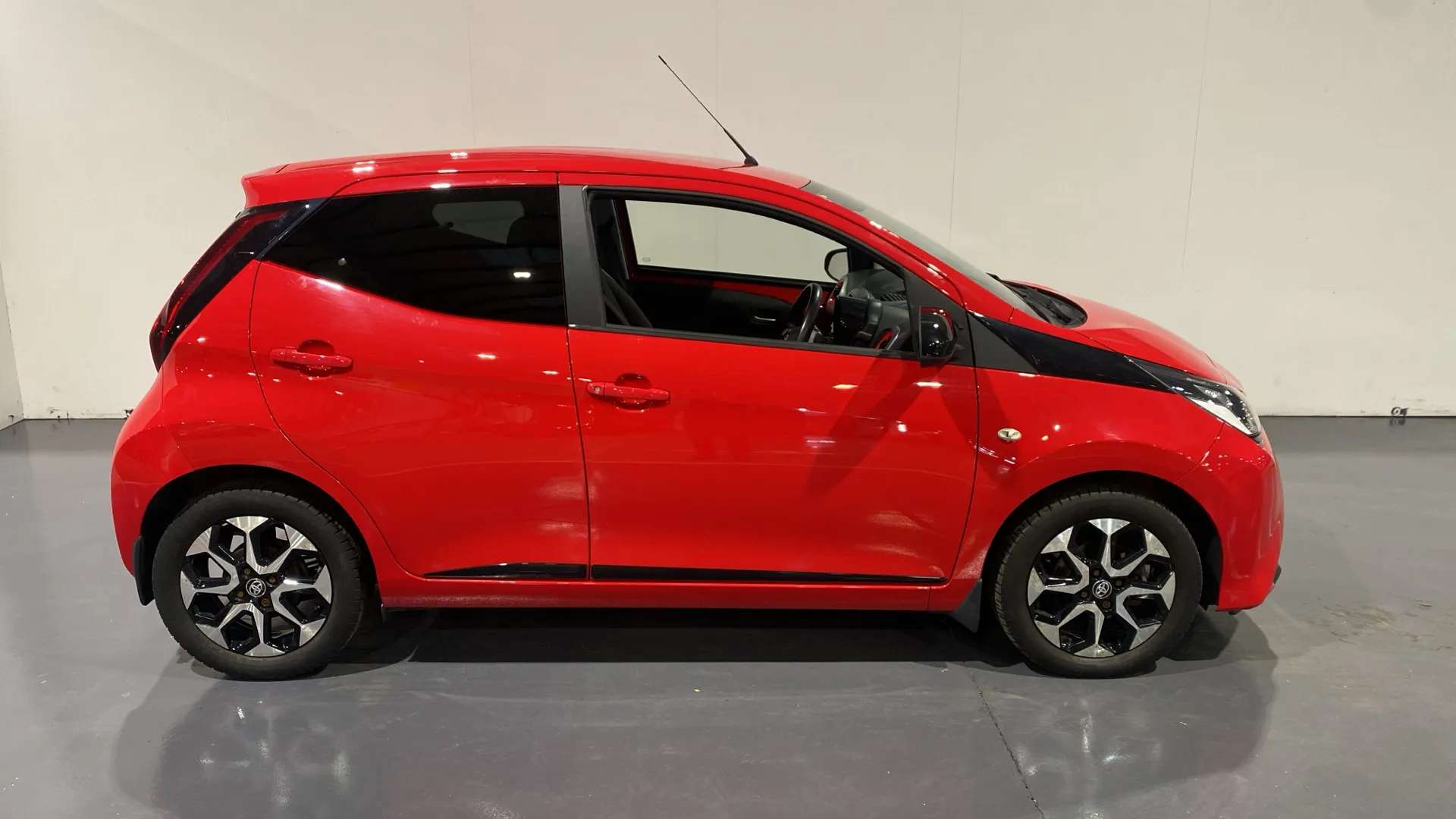 A 2020 TOYOTA AYGO 1.0 VVT-i X-Trend TSS x-shift A 2020 TOYOTA AYGO 1.0 VVT-i X-Trend TSS x-shift