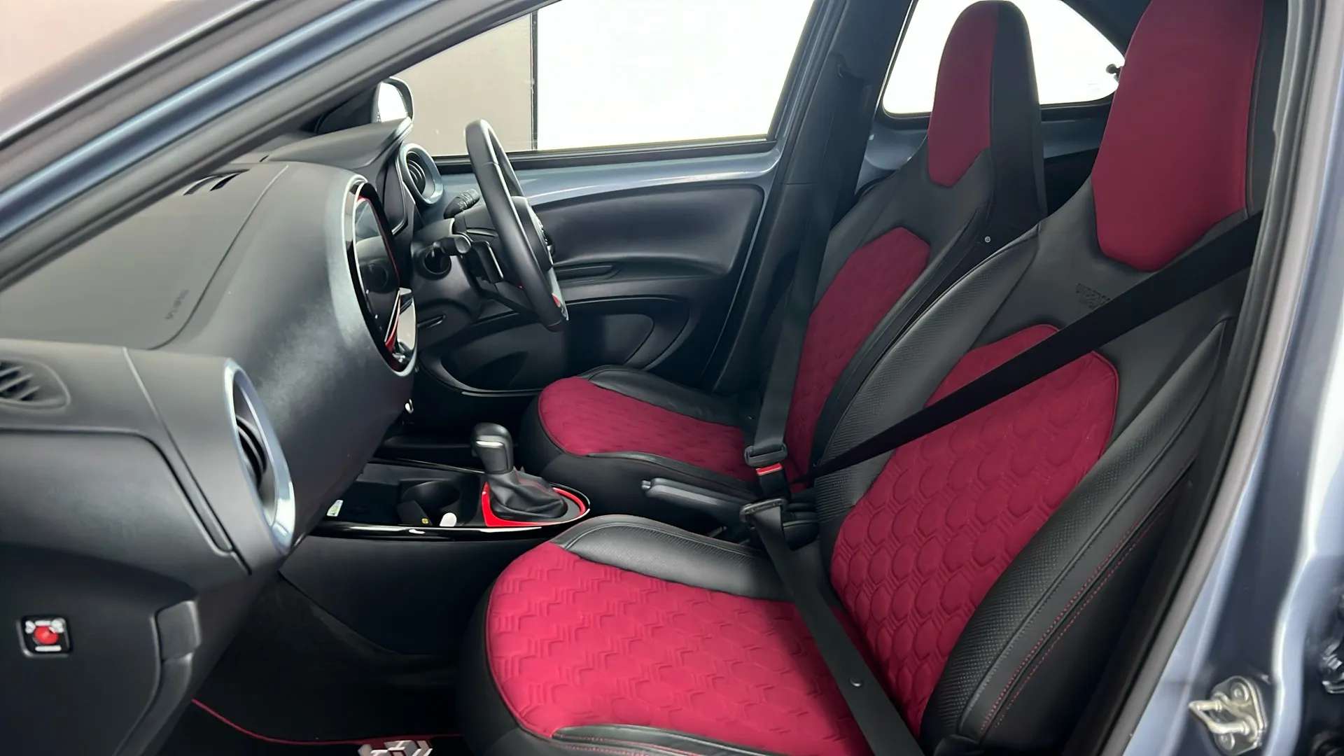 2024 TOYOTA AYGO X 2024 TOYOTA AYGO X