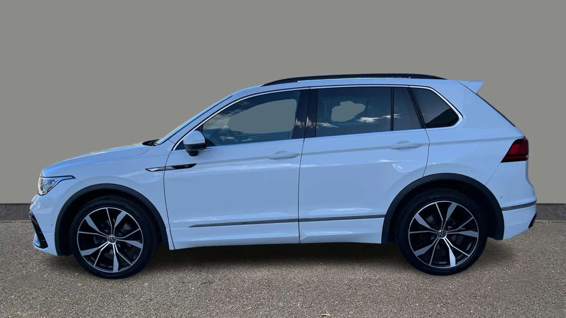 A 2023 VOLKSWAGEN TIGUAN 2.0 TDI R-Line Edition DSG A 2023 VOLKSWAGEN TIGUAN 2.0 TDI R-Line Edition DSG