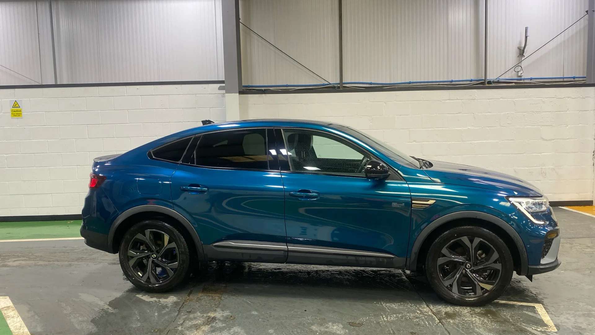 A 2023 RENAULT ARKANA 1.6 E-Tech full hybrid 145 Engineered Auto A 2023 RENAULT ARKANA 1.6 E-Tech full hybrid 145 Engineered Auto