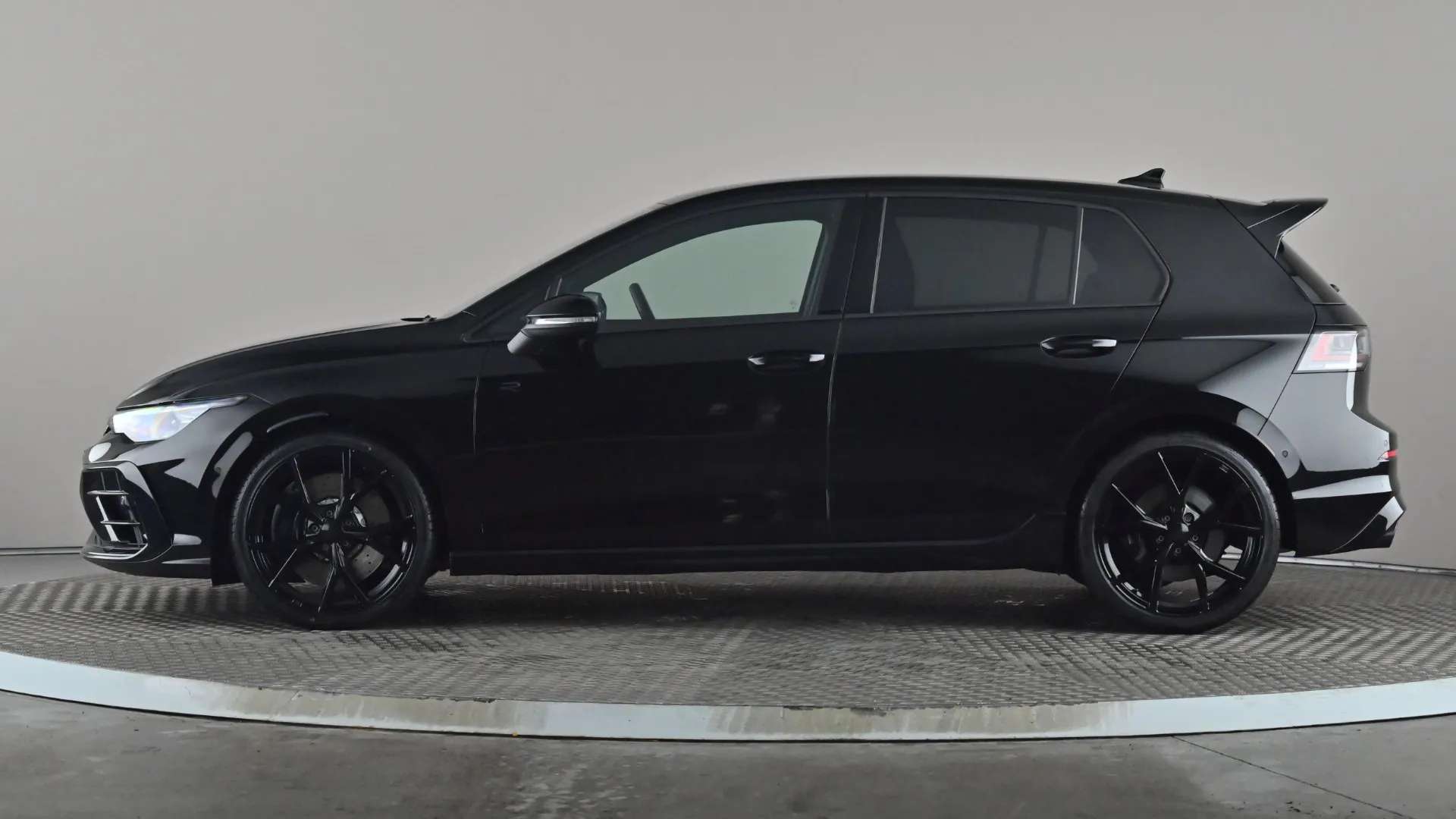 A 2025 VOLKSWAGEN GOLF 2.0 TSI 333 R Black Edition 4Motion DSG A 2025 VOLKSWAGEN GOLF 2.0 TSI 333 R Black Edition 4Motion DSG