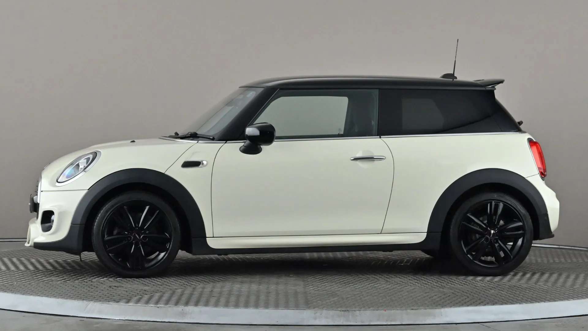 A 2020 MINI HATCH 1.5 Cooper Sport II A 2020 MINI HATCH 1.5 Cooper Sport II