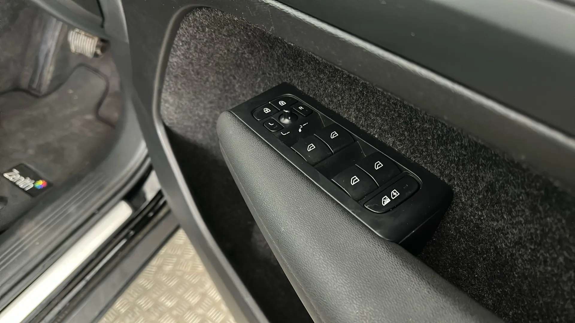 2023 VOLVO C40 2023 VOLVO C40