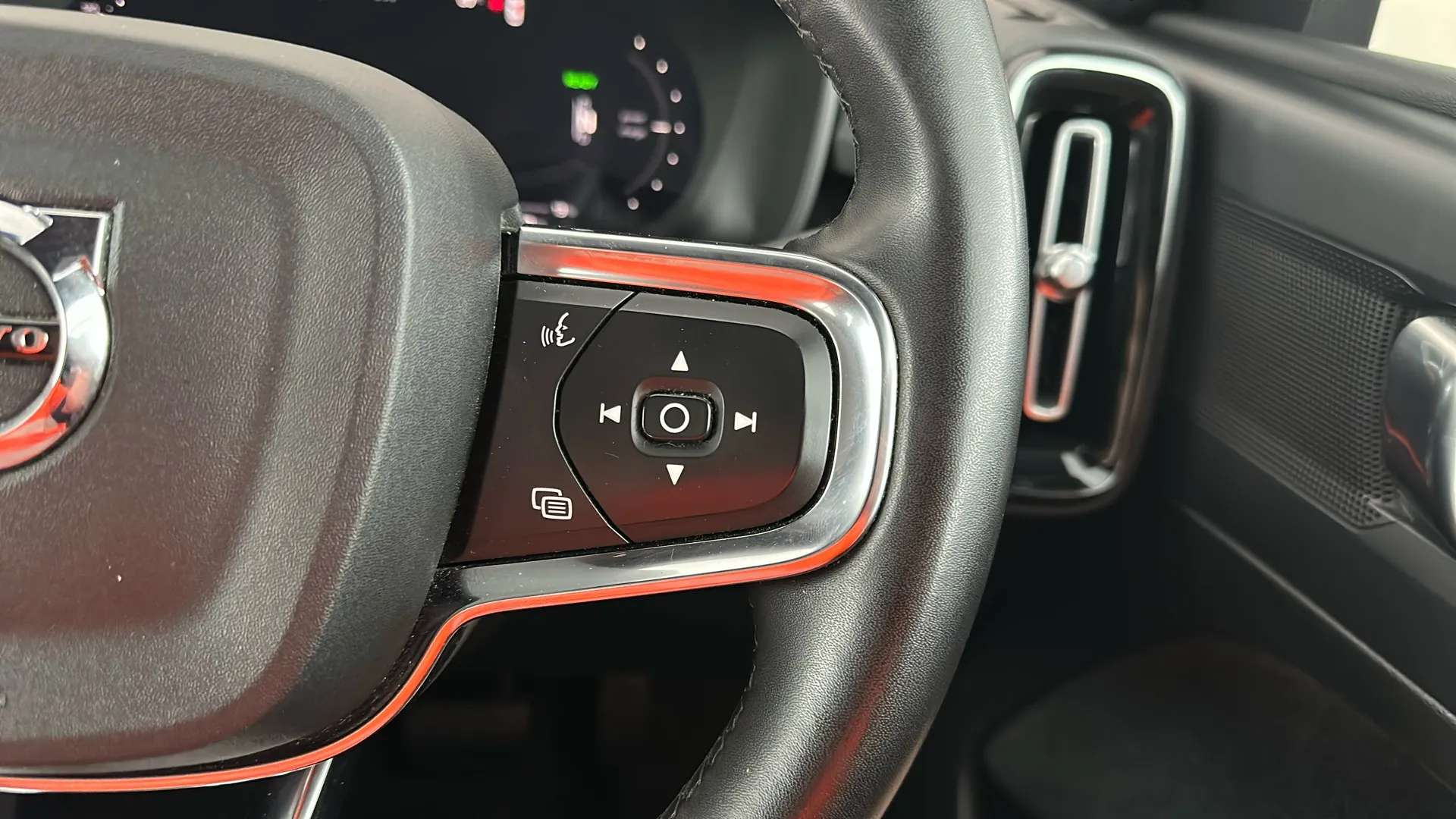 2023 VOLVO C40 2023 VOLVO C40