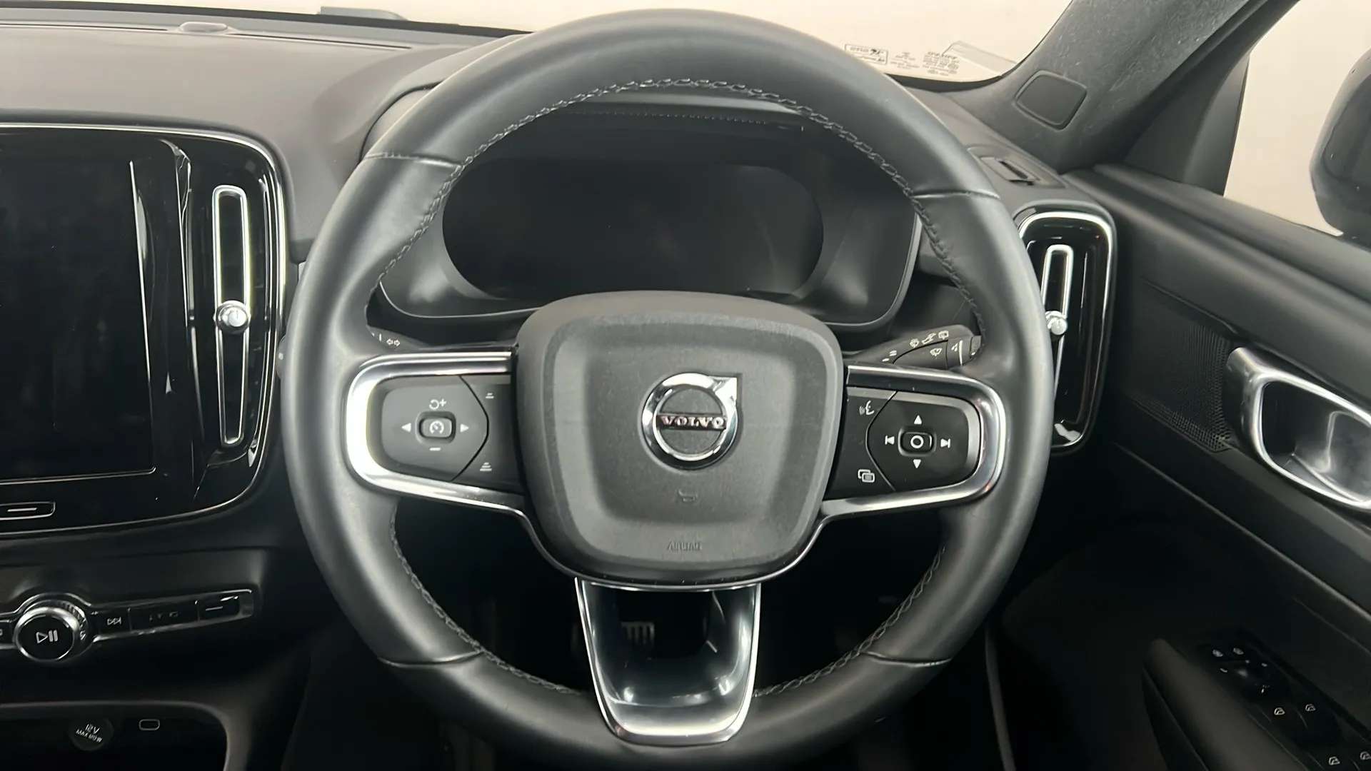 2022 VOLVO XC40 2022 VOLVO XC40