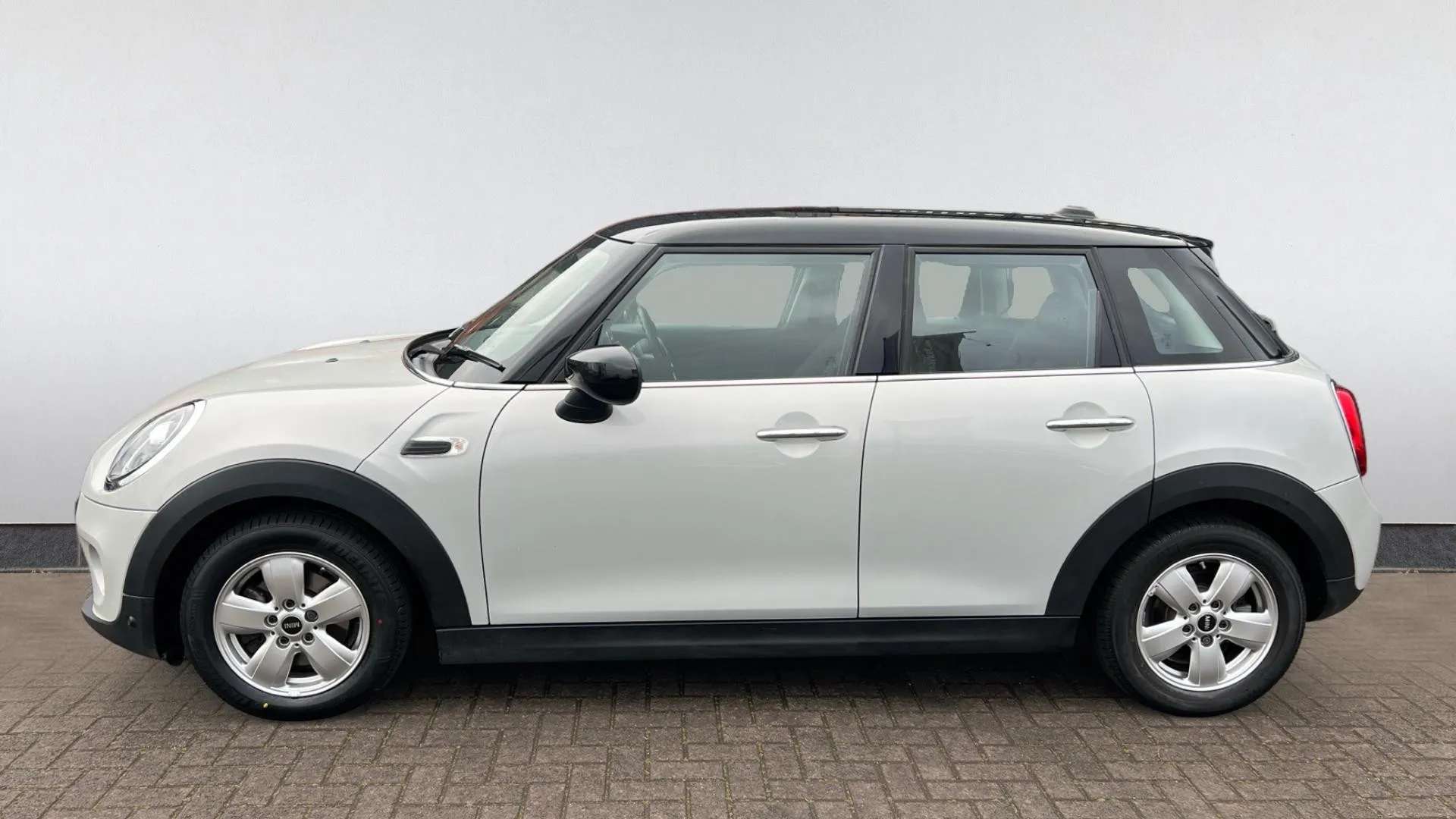 A 2020 MINI HATCH 1.5 Cooper Classic II A 2020 MINI HATCH 1.5 Cooper Classic II