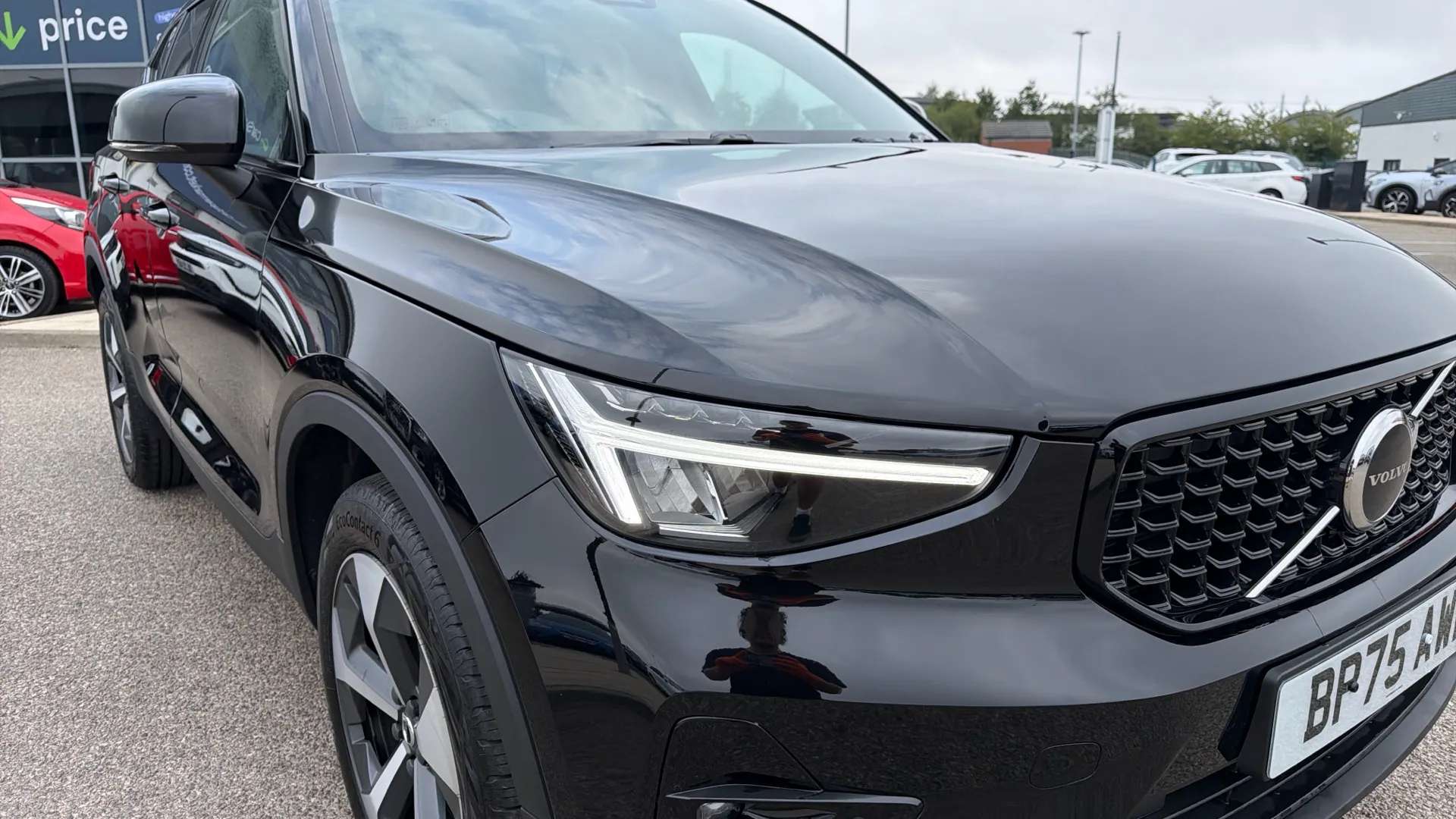 2025 VOLVO XC40 2025 VOLVO XC40