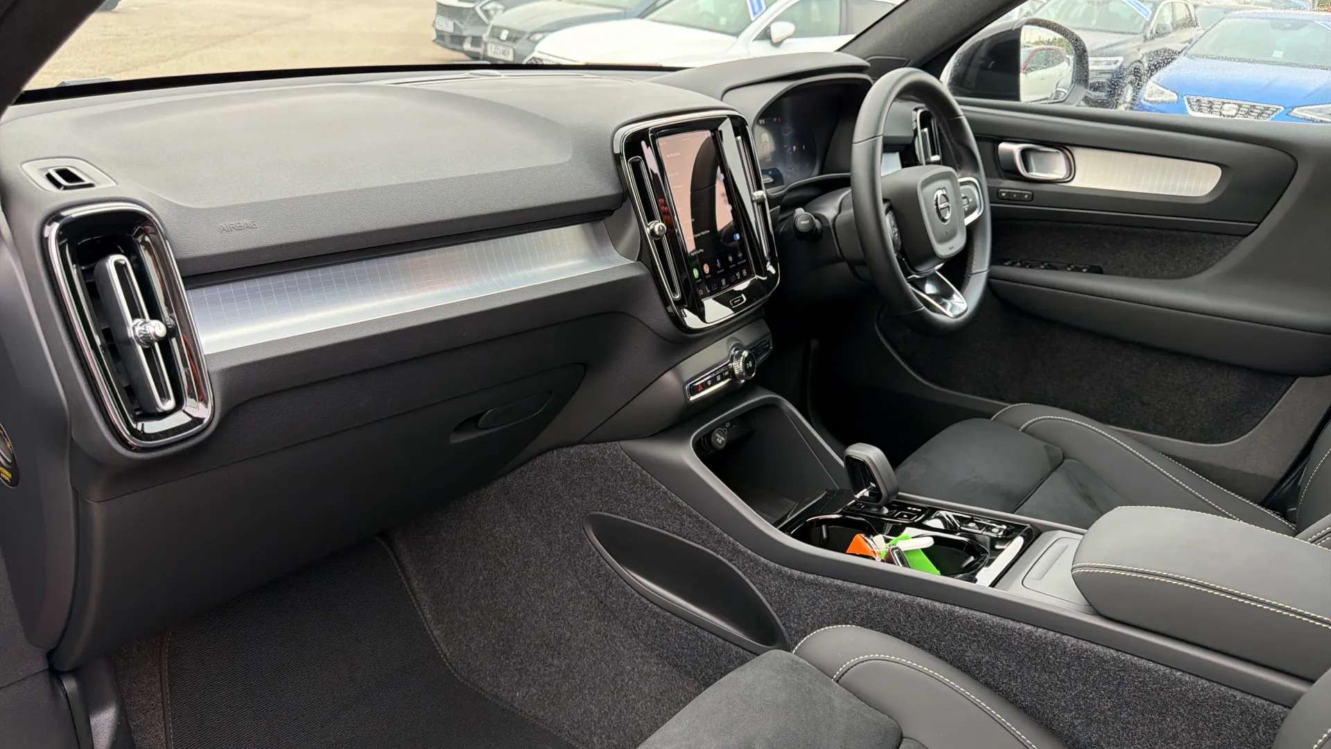 2025 VOLVO XC40 2025 VOLVO XC40
