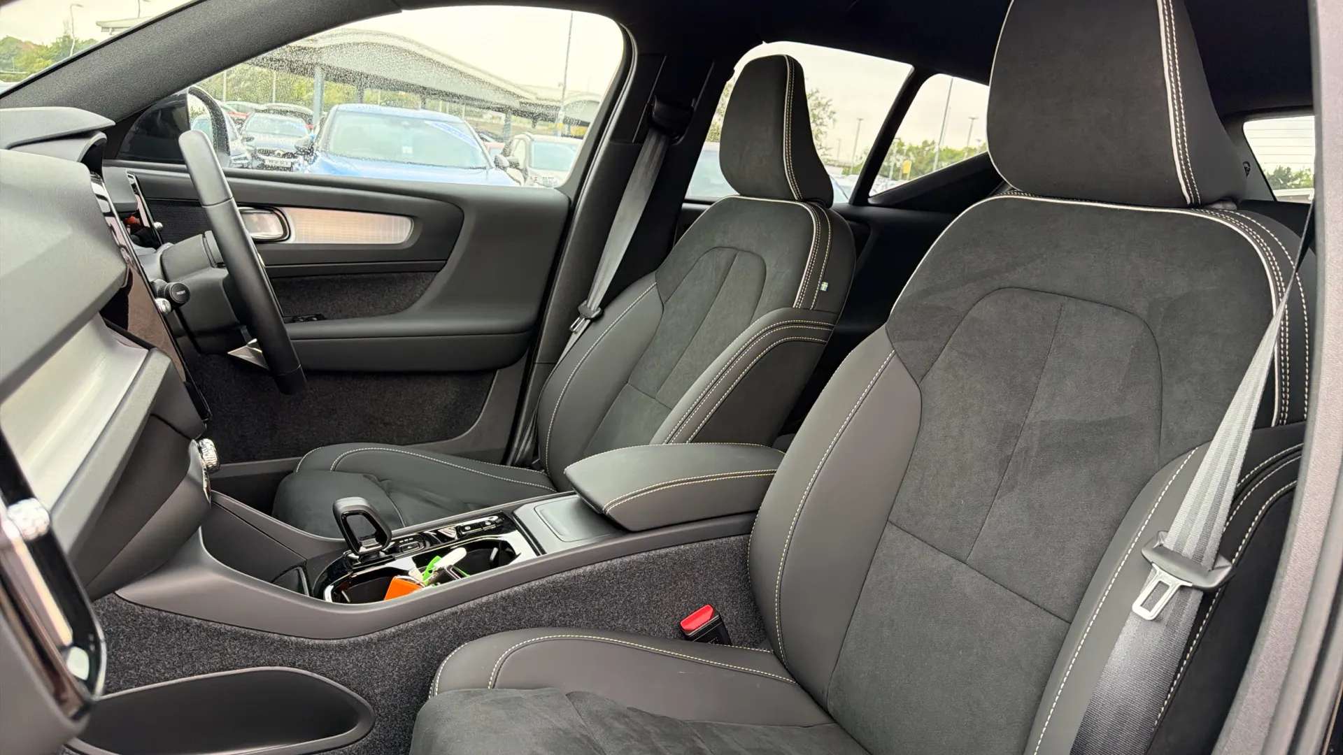 2025 VOLVO XC40 2025 VOLVO XC40
