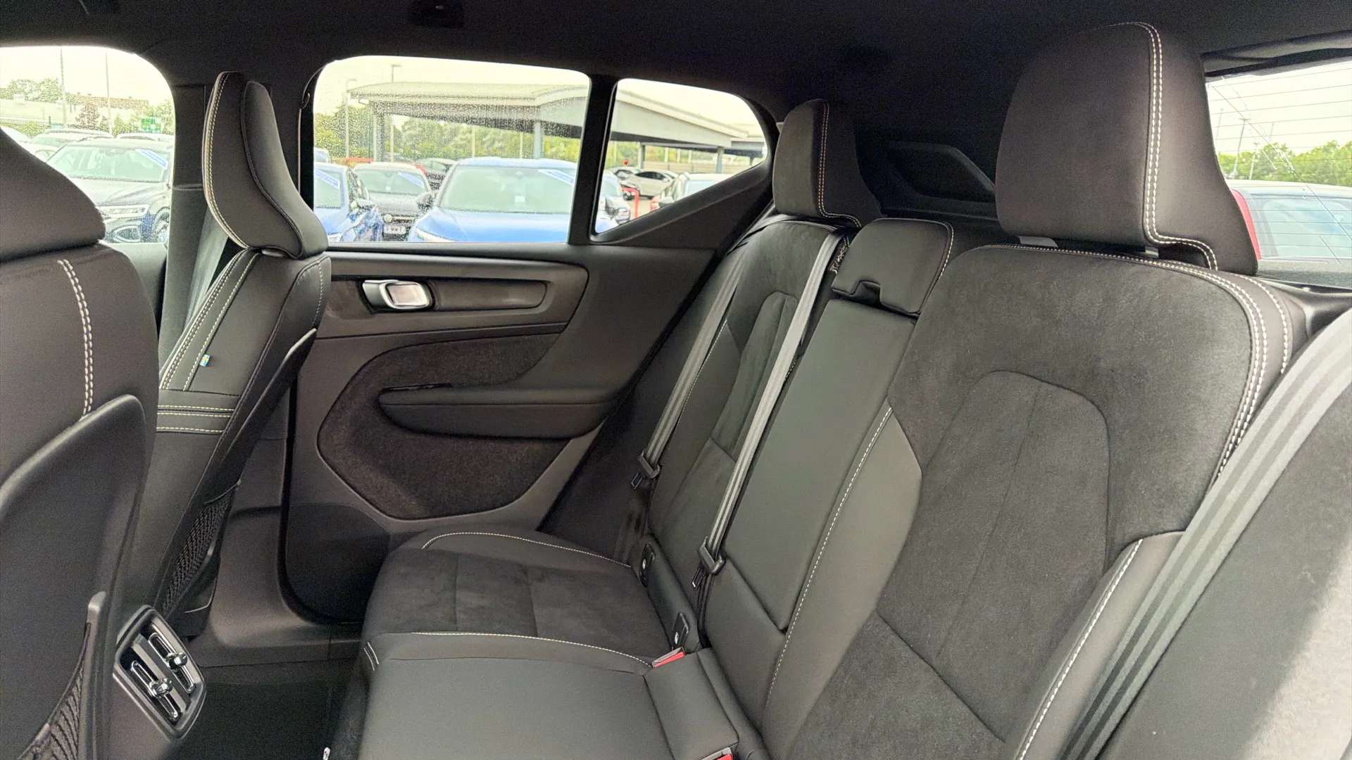 2025 VOLVO XC40 2025 VOLVO XC40
