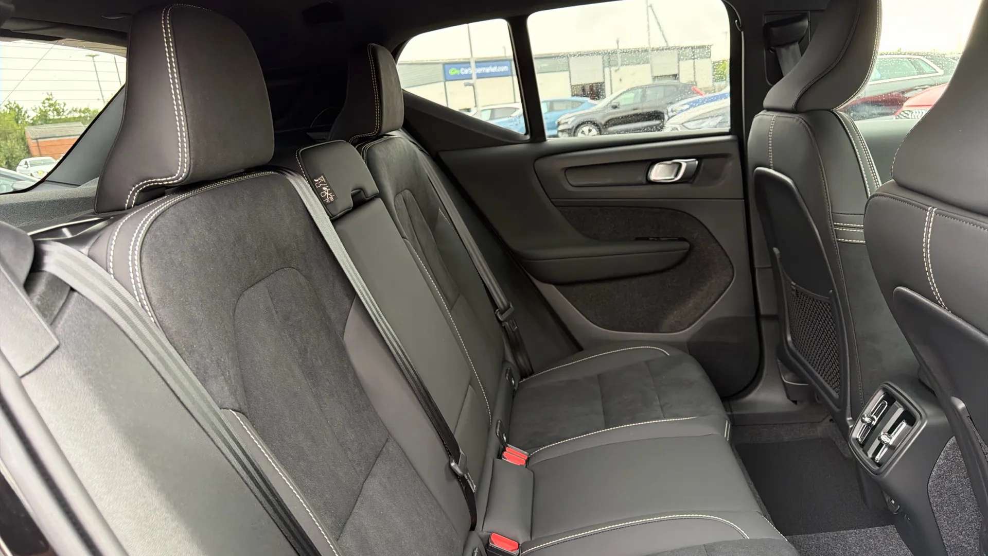 2025 VOLVO XC40 2025 VOLVO XC40