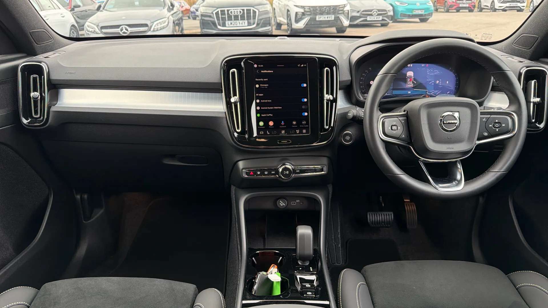 2025 VOLVO XC40 2025 VOLVO XC40