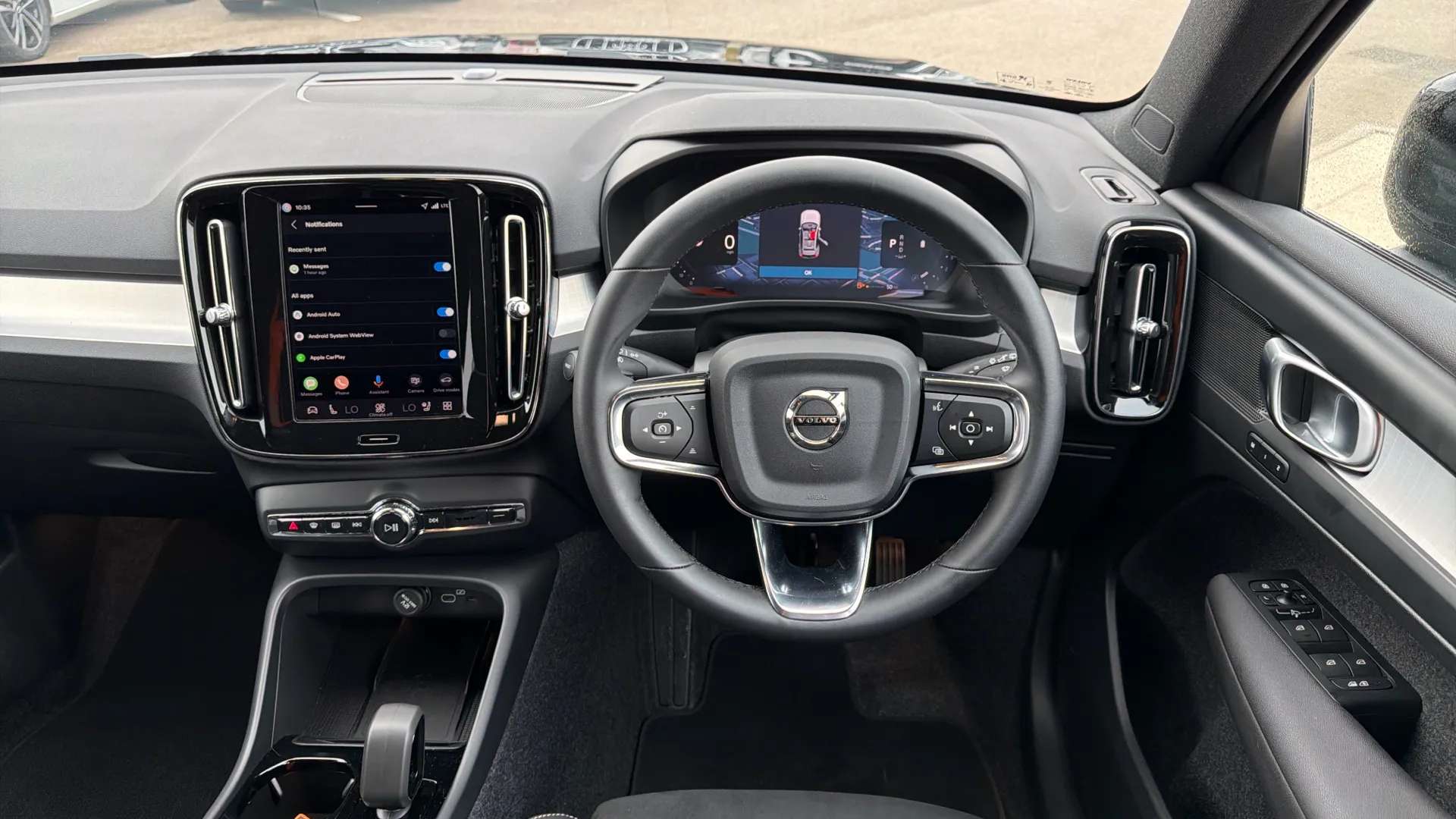 2025 VOLVO XC40 2025 VOLVO XC40