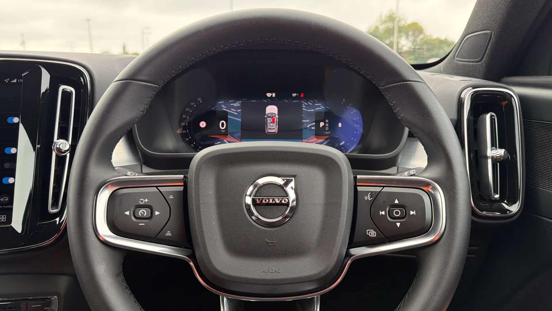 2025 VOLVO XC40 2025 VOLVO XC40