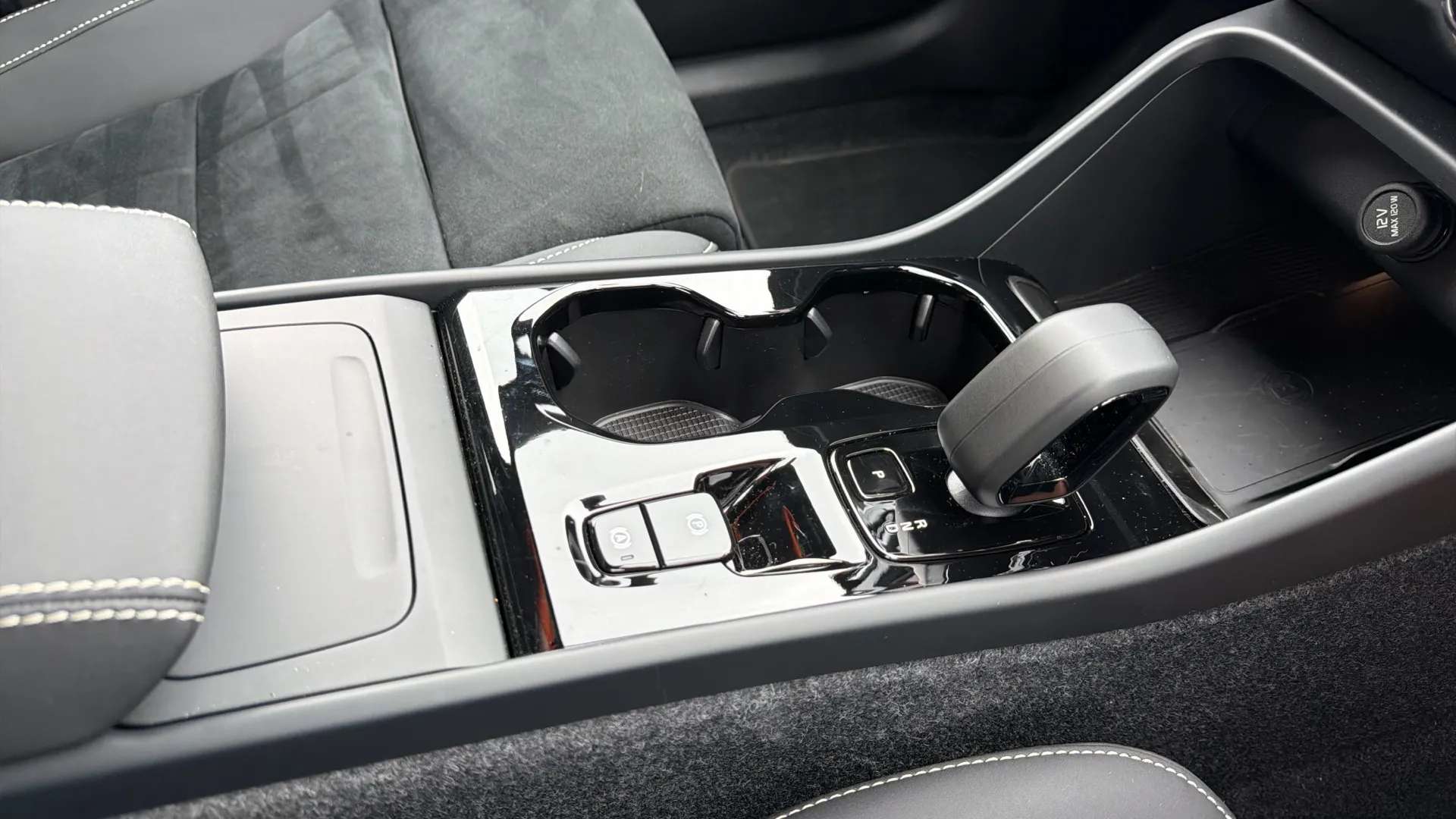 2025 VOLVO XC40 2025 VOLVO XC40