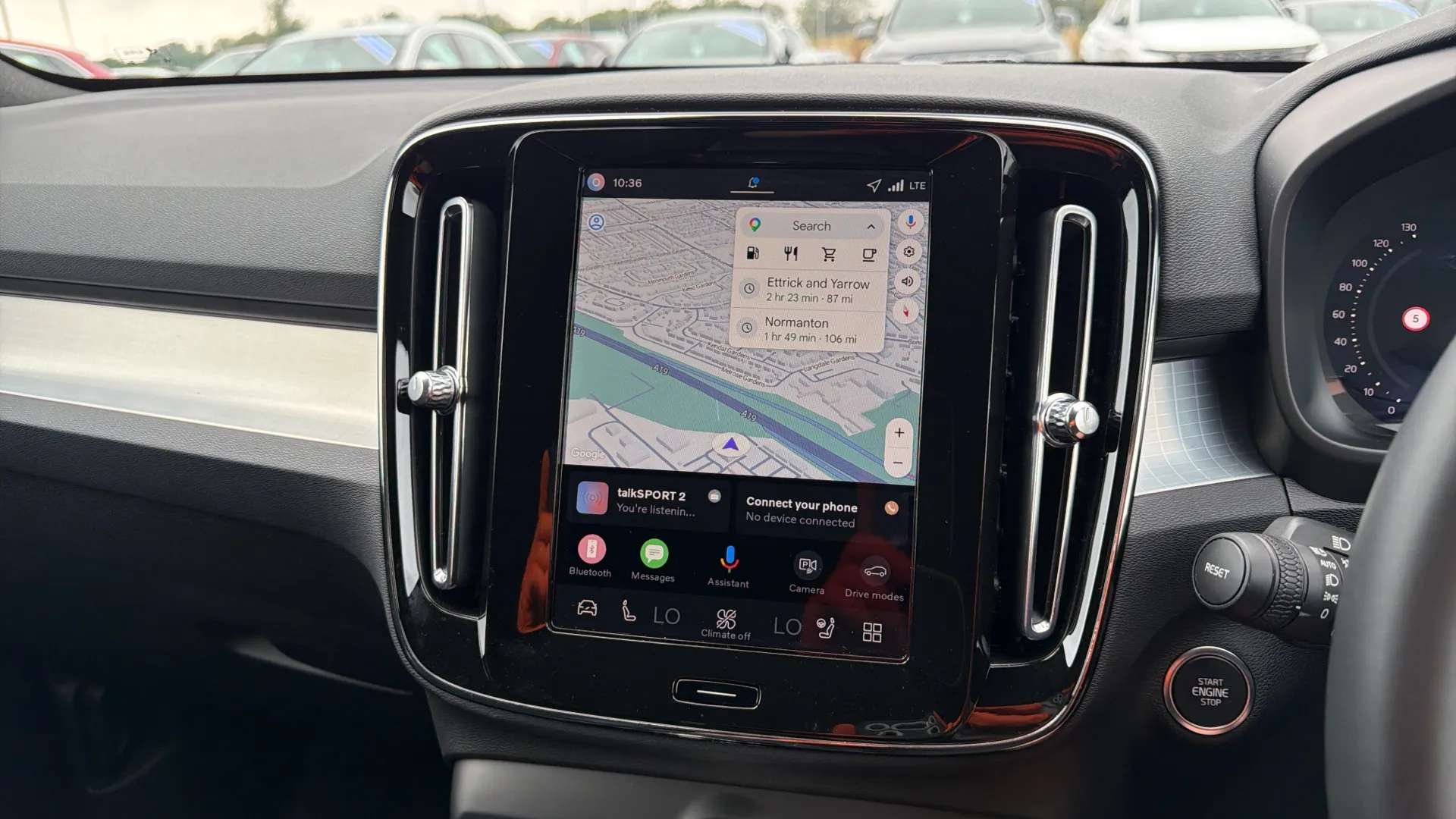 2025 VOLVO XC40 2025 VOLVO XC40