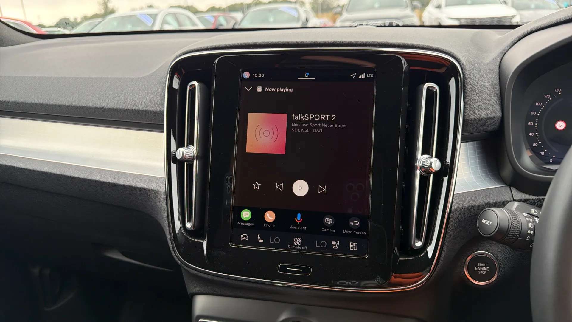 2025 VOLVO XC40 2025 VOLVO XC40