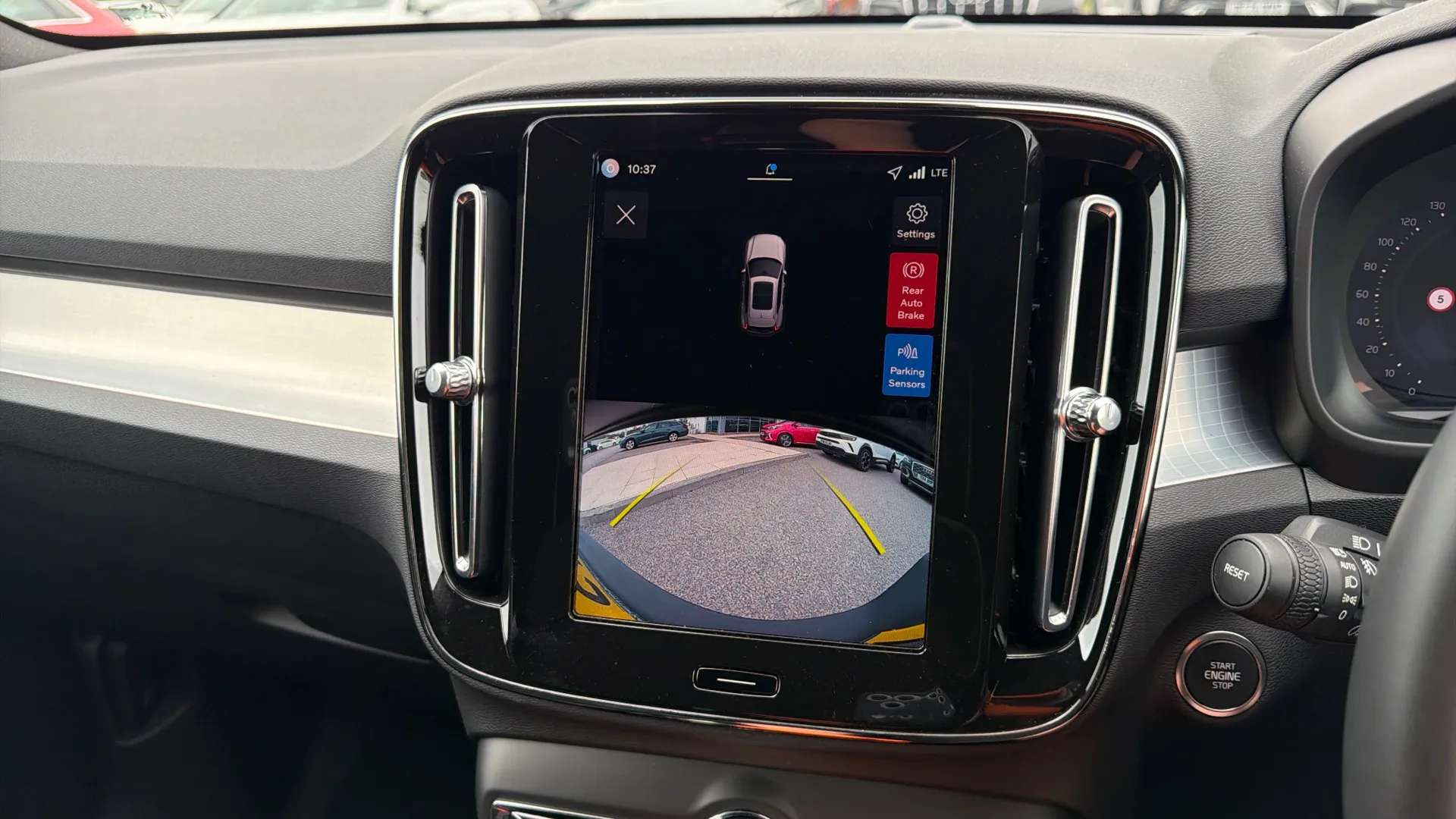 2025 VOLVO XC40 2025 VOLVO XC40