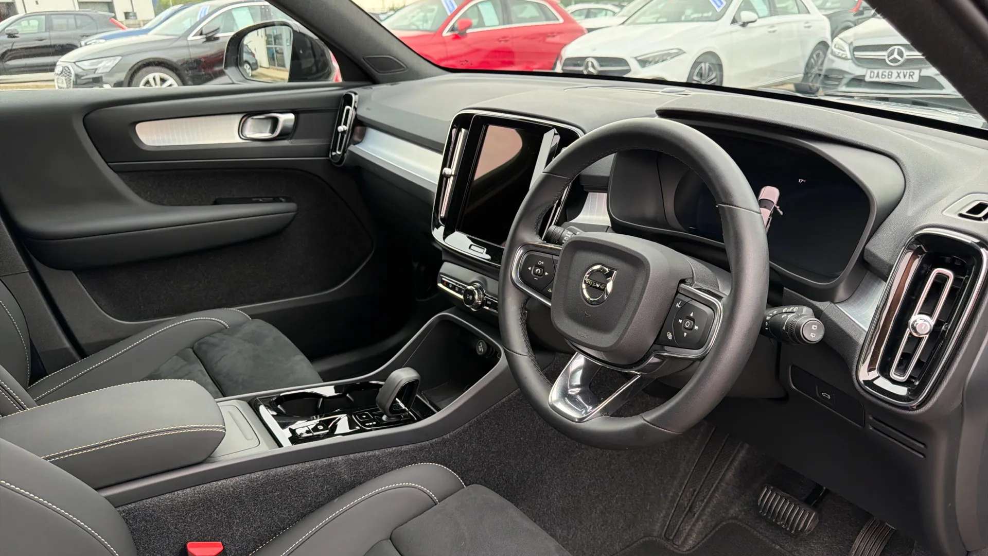 2025 VOLVO XC40 2025 VOLVO XC40