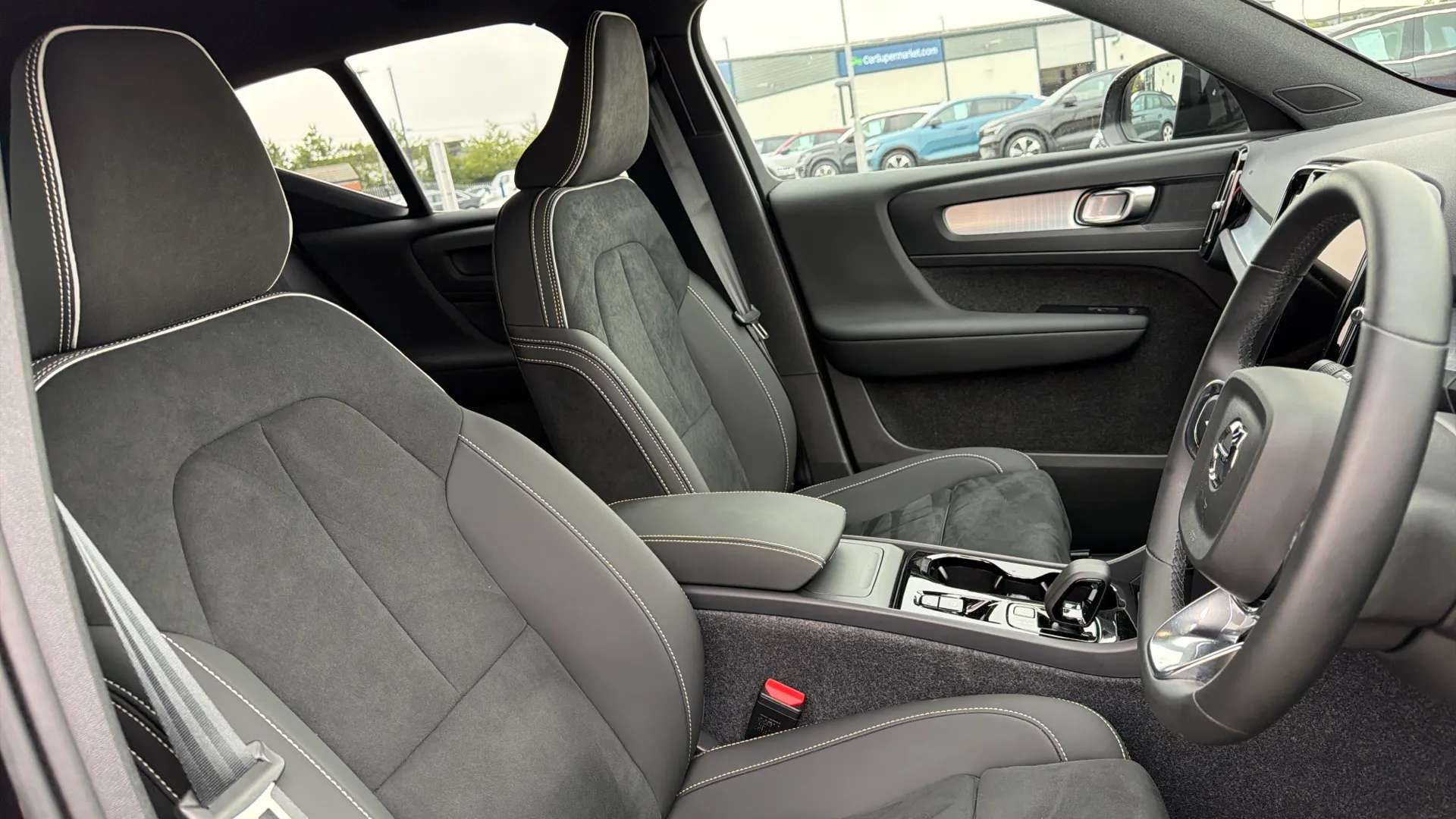2025 VOLVO XC40 2025 VOLVO XC40