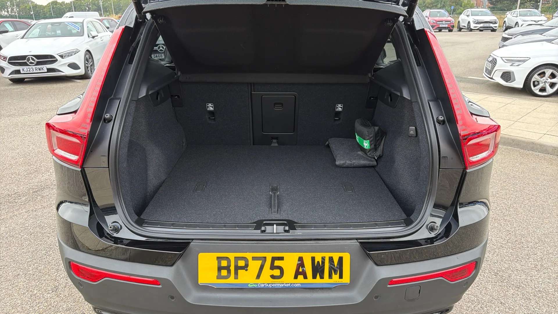 2025 VOLVO XC40 2025 VOLVO XC40