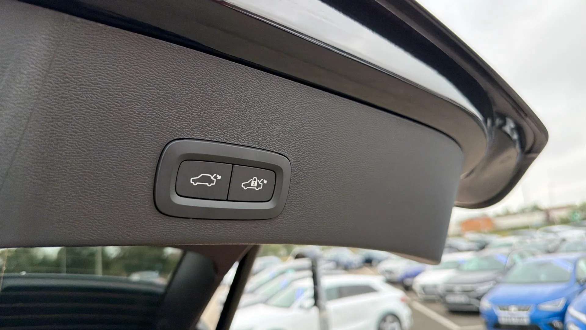 2025 VOLVO XC40 2025 VOLVO XC40