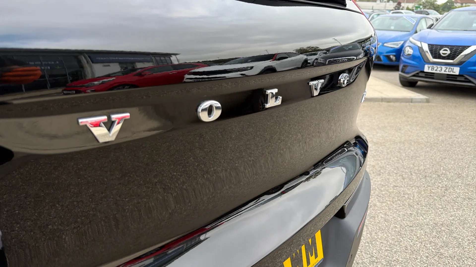 2025 VOLVO XC40 2025 VOLVO XC40