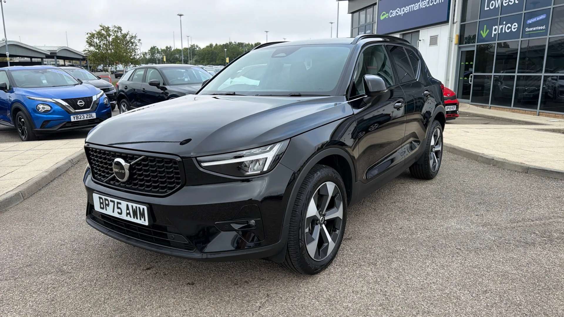 2025 VOLVO XC40 2025 VOLVO XC40