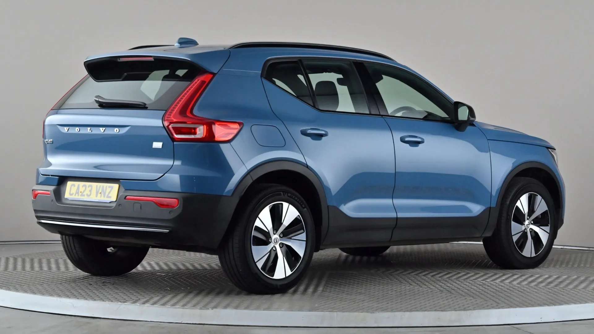 2023 VOLVO XC40 2023 VOLVO XC40
